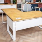 weißer Schreibtisch mit Holzplatte, aus Holz