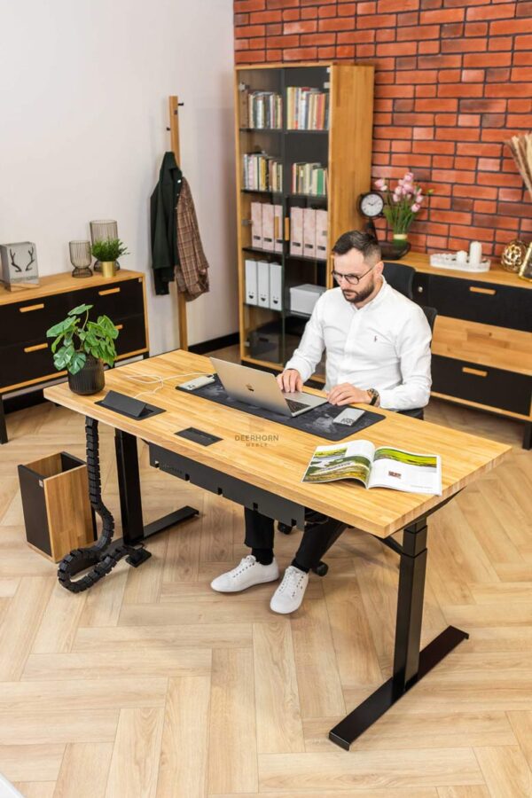 Schreibtisch mit verstellbarer Platte