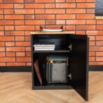 schwarzer Sockel für Schreibtisch