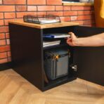 Schrank mit Regalen