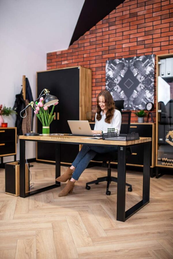 schwarzer Schreibtisch mit Holzelementen