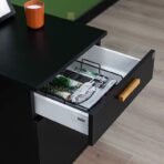 Schreibtisch mit Sockel und Schublade