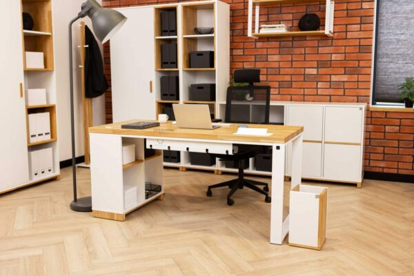 Schreibtisch mit weißen Beinen und einem Bücherregal an einer Seite des Schreibtischs