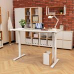 Schreibtisch mit Plattenbelag und weißem Gestell