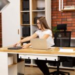 Schreibtisch für eine Frau für Büroarbeiten