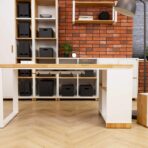 weißer Schreibtisch mit Holzelementen