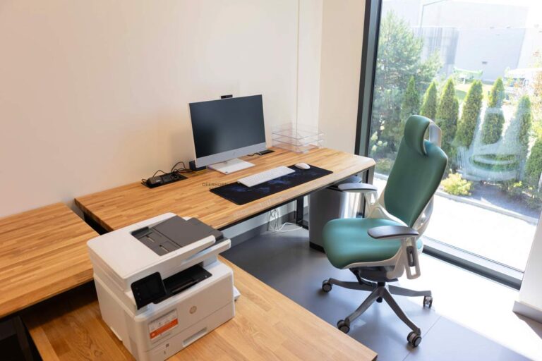 Holzschreibtische im Büro