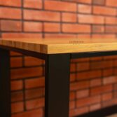 Holztisch für das Büro