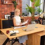 Schreibtisch mit breiter Holzplatte