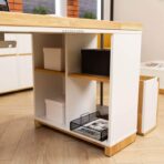 Schreibtisch mit Holzsockel und Regalen