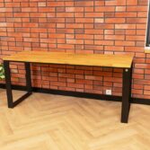 Minimalistischer Holzschreibtisch mit schwarzen Beinen