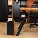 Schreibtisch auf schrägen schwarzen Beinen