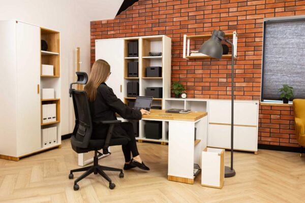 weiße Möbel kombiniert mit Holz für einen kleinen Raum