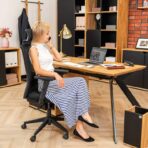 schwarzer Schreibtisch für eine Frau