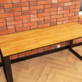 Schreibtisch mit Holzplatte auf schwarzen Beinen