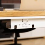 Kabelorganisator für Holzschreibtisch