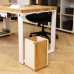Schreibtisch aus Metall und Holz
