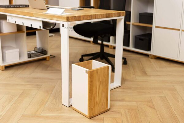 Schreibtisch aus Metall und Holz