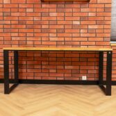 Holztisch aus der Kollektion Loft Office mit schwarzen Elementen