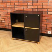 Holzkommode in Schwarz mit vier Fronten