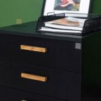 schwarzer Sockel mit Holzgriff