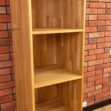 Bücherregal aus Holz mit geräumigen Fächern