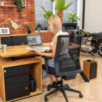 Schreibtisch mit Schließfach