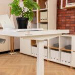 weißer Schreibtisch im skandinavischen Stil