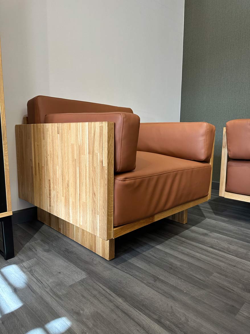 Sessel aus Holz und Leder für das Arbeitszimmer