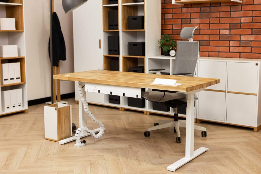 Weißer Schreibtisch mit höhenverstellbarer Holzplatte 160x70