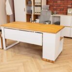 linker Schreibtisch mit Regalen und weißen Abdeckungen unter der Platte