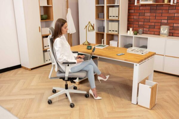 weißer Schreibtisch für eine berufstätige Frau