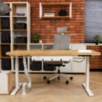 großer elektrischer Schreibtisch mit Holzplatte