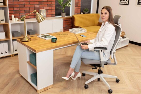 Schreibtisch mit langer Holzplatte