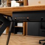 Schreibtisch mit cleverem Kabelmanagementsystem