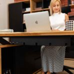 praktischer Schreibtisch mit Kabelorganisation
