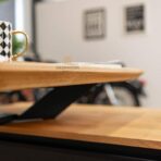 Schreibtisch mit unterschnittener Platte auf schrägem Gestell