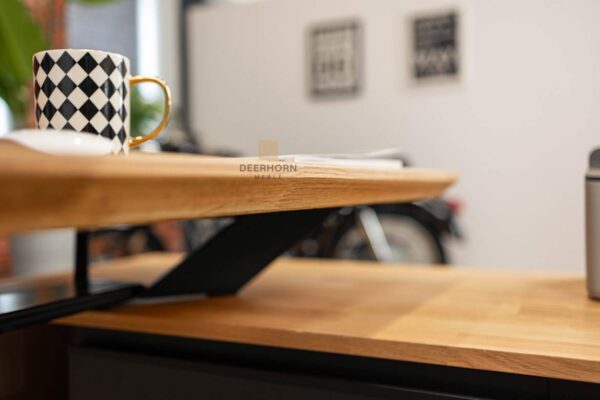 Schreibtisch mit hinterschnittener Platte auf schrägem Gestell