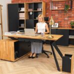 Moderner Schranktisch mit langem Sockel