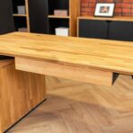 Schreibtisch mit Schublade unter der Platte