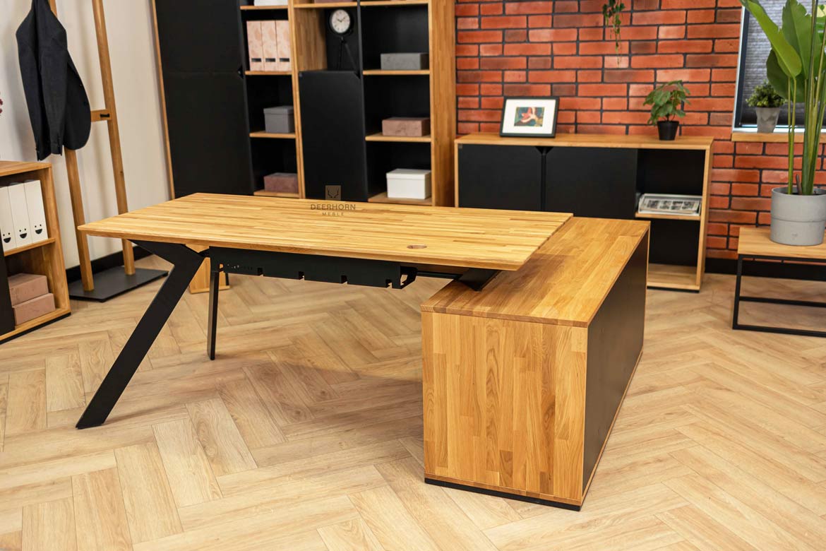 Funktioneller Schreibtisch mit Sockel und Schubladen Deerhorn Möbel