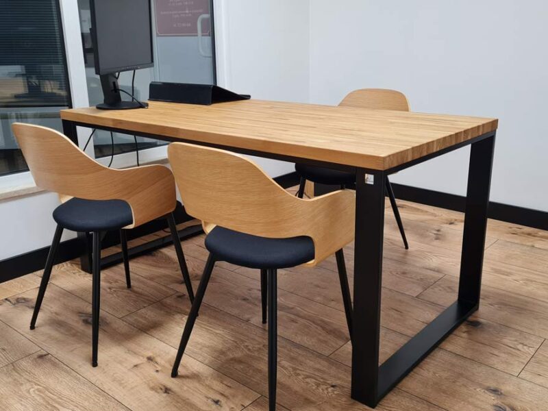 Schreibtisch mit Eichenplatte im modernen Stil