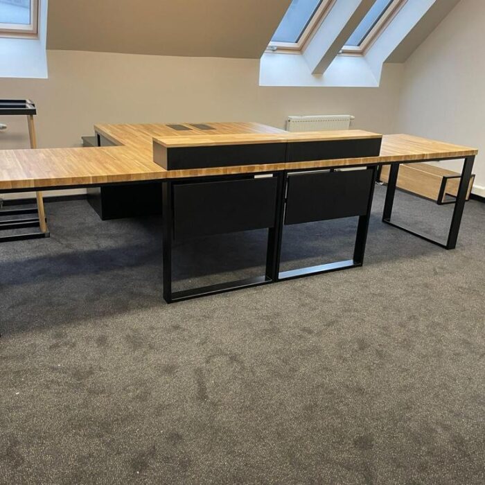Eckschreibtische aus Holz und Metall für das Büro