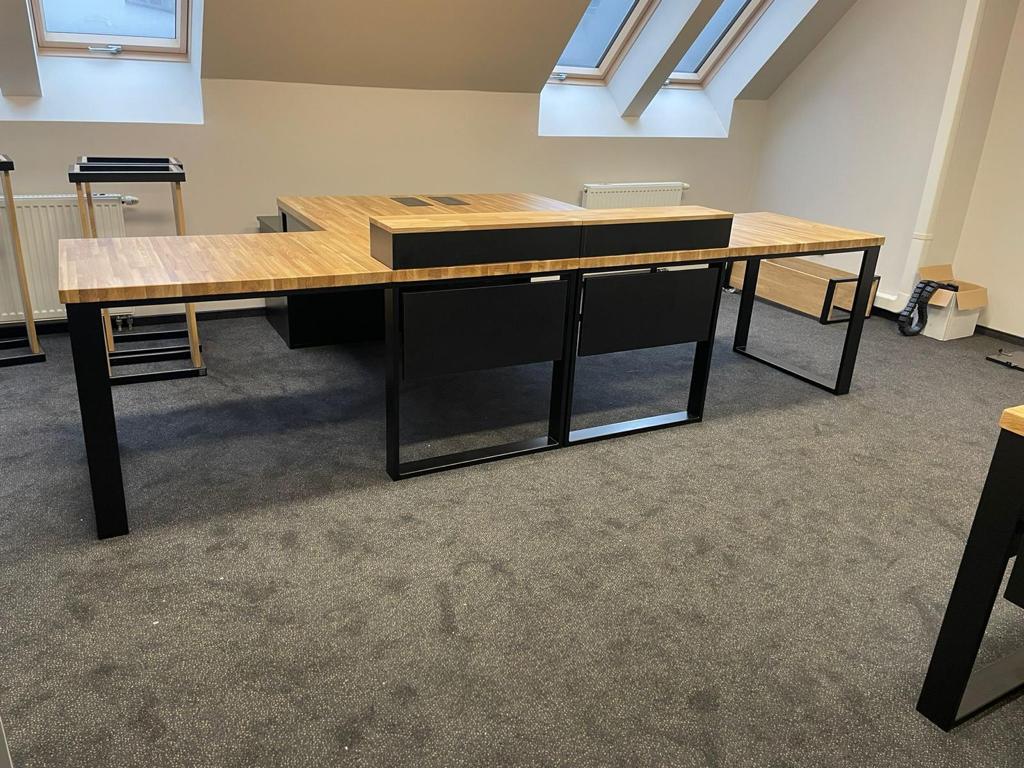 Eckschreibtische aus Holz und Metall für das Büro