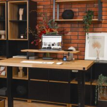 verstellbarer Schreibtisch für das Büro