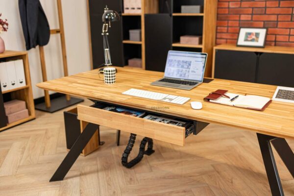 Massivholz-Schreibtisch
