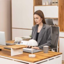 Schreibtisch mit Monitorständer