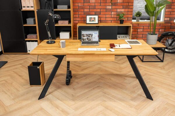 funktioneller Schreibtisch mit Schublade
