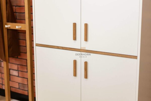 weißer Kleiderschrank für das Zimmer