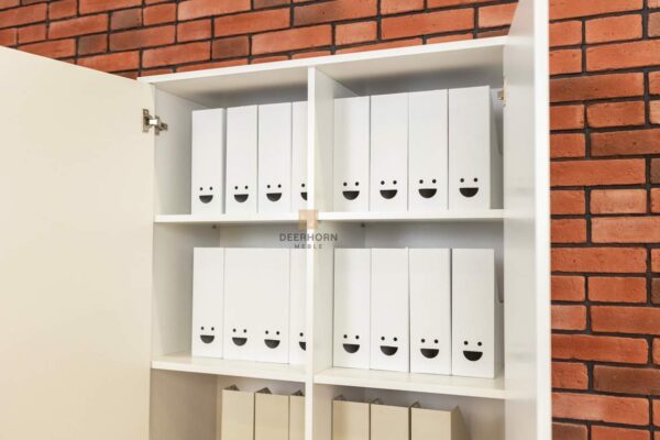 weißer Schrank mit Regalen